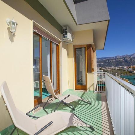 דירות סורנטו Super Attico Vista Mare Con Piscina מראה חיצוני תמונה